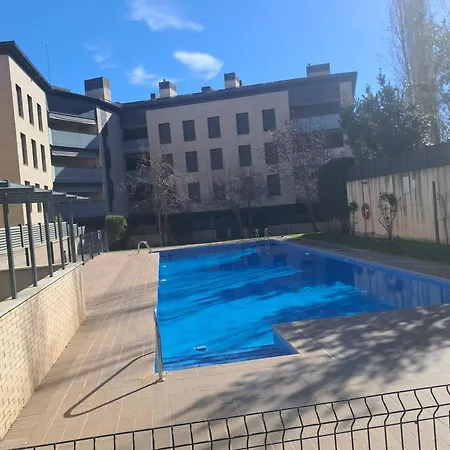 Espacioso De 3 Con Piscina Y Parking